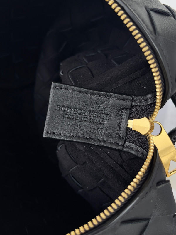 bo*te*ga Ve*ne*ta small loop camera bag