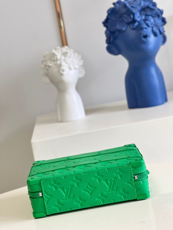 l0*is V*t0n handle soft trunk