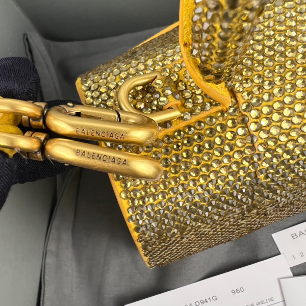 Ba*len*cia*ga hourglass