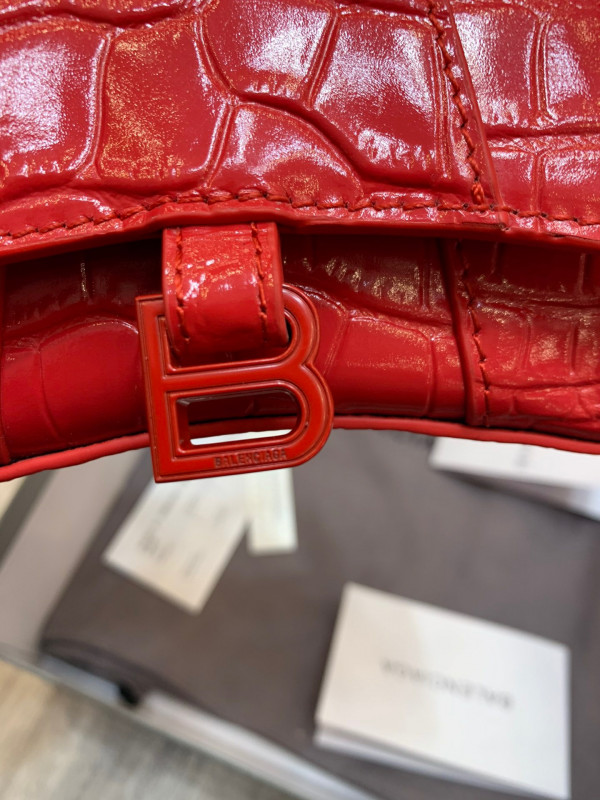 Ba*len*cia*ga hourglass