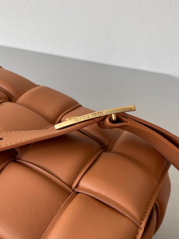 bo*te*ga Ve*ne*ta cassette