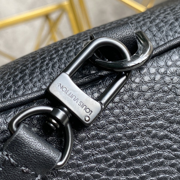 l0*is V*t0n christopher xs