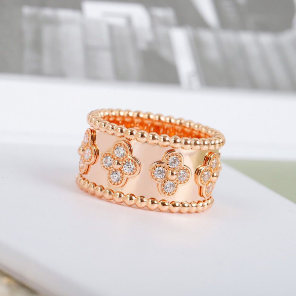 V*N CL*F & arpels  perlée clovers ring