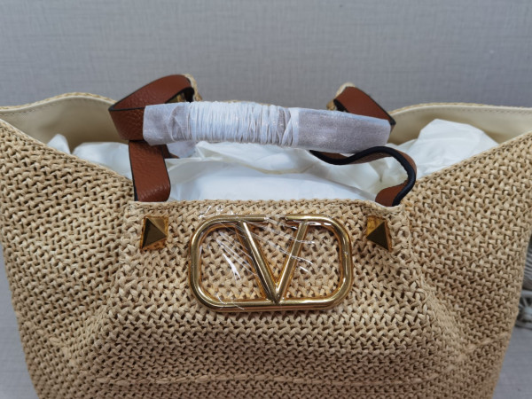 VALENTINO MEDIUM STRAW SUMMER TOTE