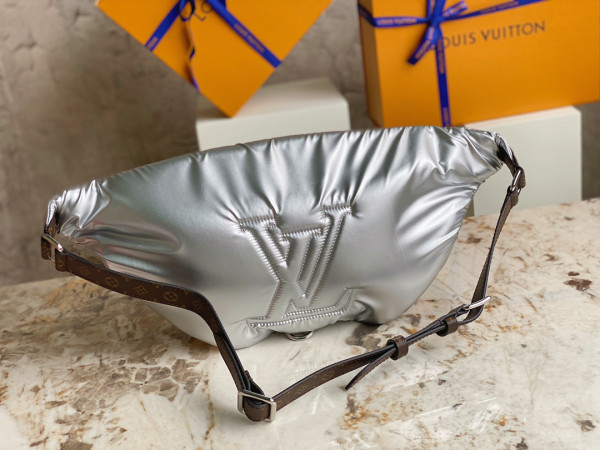 l0*is V*t0n maxi bumbag