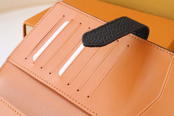 l0*is V*t0n vertical wallet