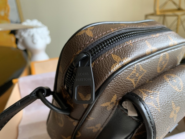 l0*is V*t0n christopher wearable wallet