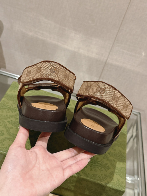 G*u*i slide sandals