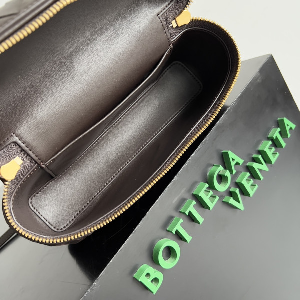 bo*te*ga Ve*ne*ta  vanity case crossbody bag