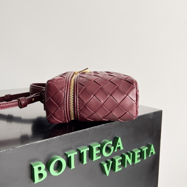 bo*te*ga Ve*ne*ta  vanity case crossbody bag