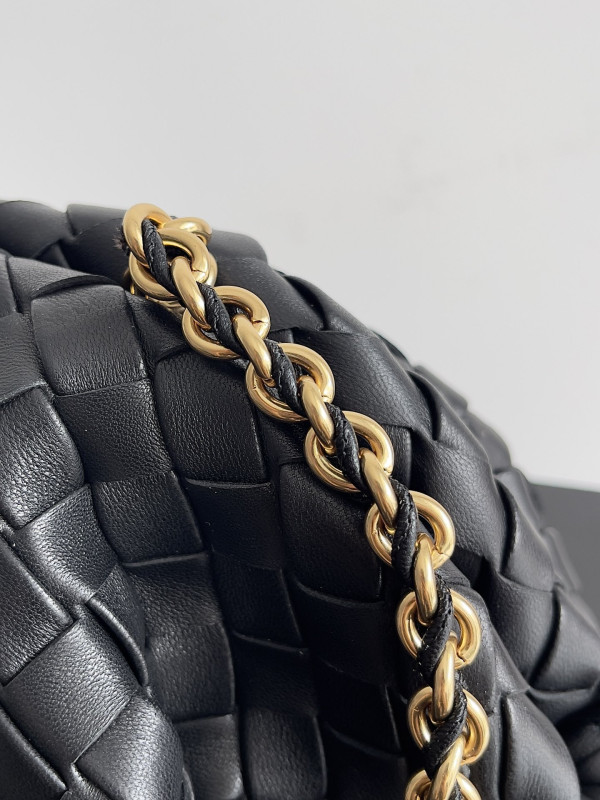 bo*te*ga Ve*ne*ta teen lauren 1980 with chain