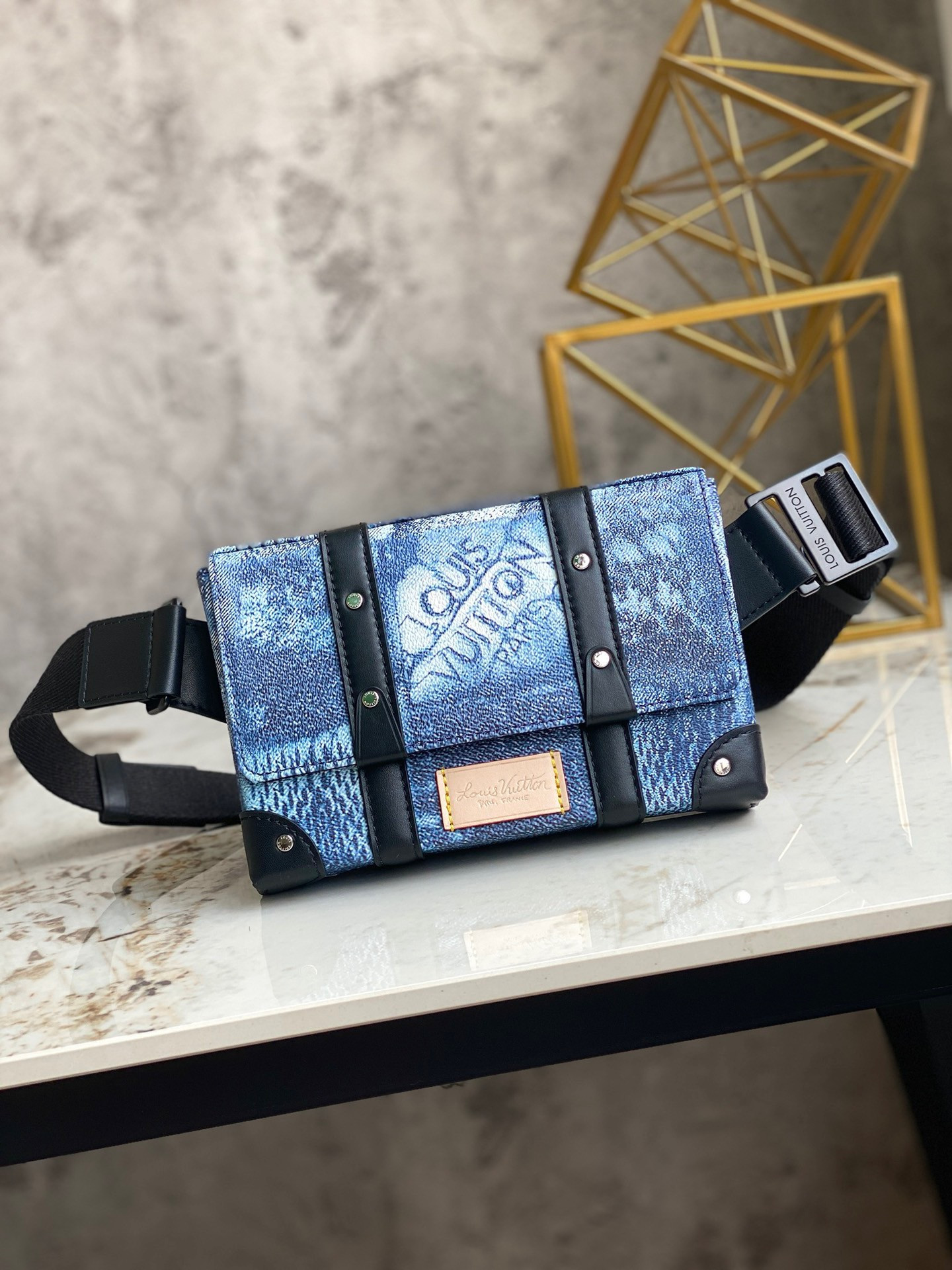 l0*is V*t0n trunk slingbag