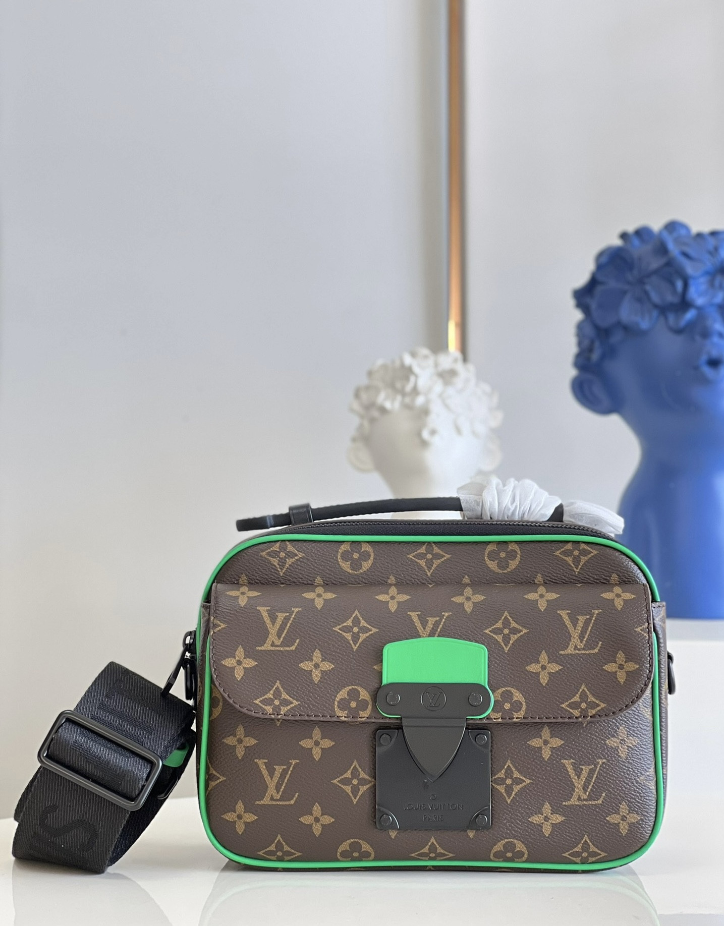 l0*is V*t0n s lock messenger